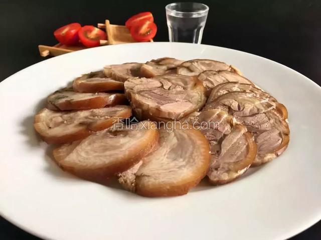 定型好的肘子切厚片就可以吃了，很香很有嚼劲
太美味了