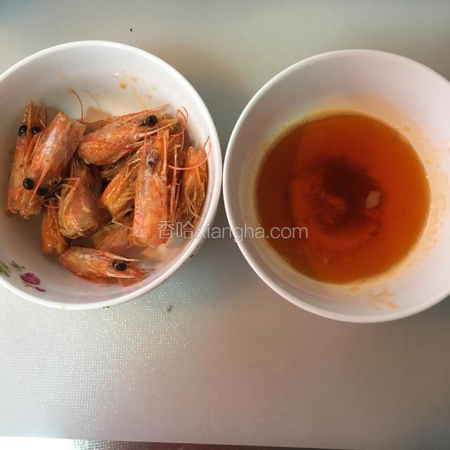 炸好的虾头和虾油。虾油过滤。
