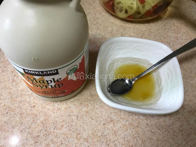 用白醋、白砂糖和枫叶糖浆加少许凉开水调成糖醋汁。