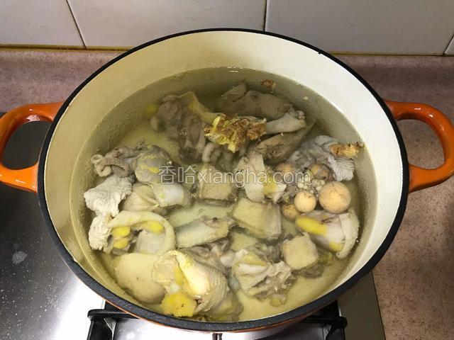 放入焯好的鸡块。大火烧开转小火慢炖3个小时以上。