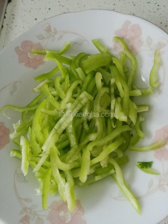 尖椒洗净，去瓤，切成丝