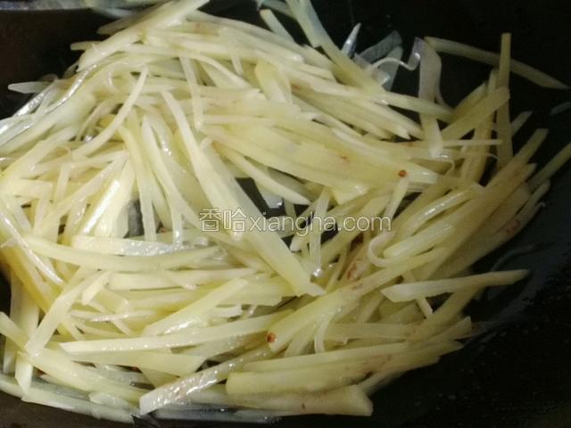 下入土豆丝，盐，均匀煸炒五分钟