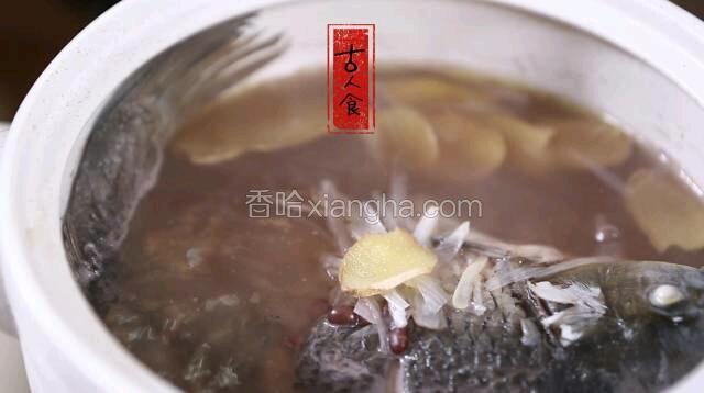 鱼放入砂锅内，放入适量的水，撒入葱丝、姜片、陈皮、胡椒粉、盐，
倒入一小碗鸡汤。


