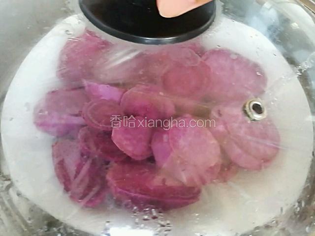 放入蒸锅，大火蒸20分钟左右，用筷子一插即透即可