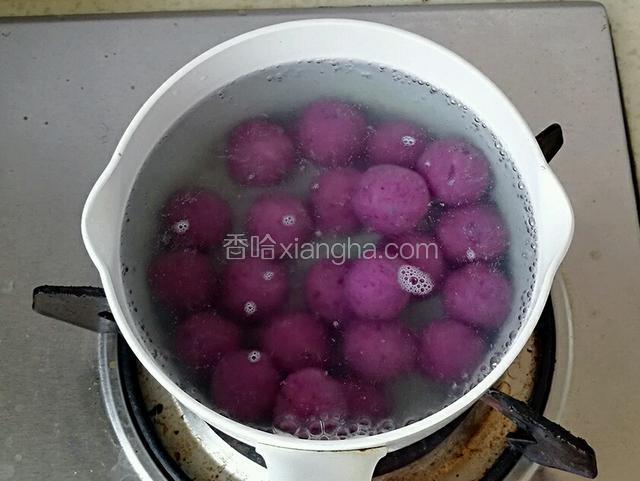 锅中加水烧开，倒入紫薯球