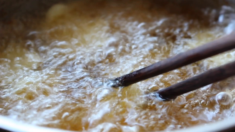 炸土豆片，捞出控油