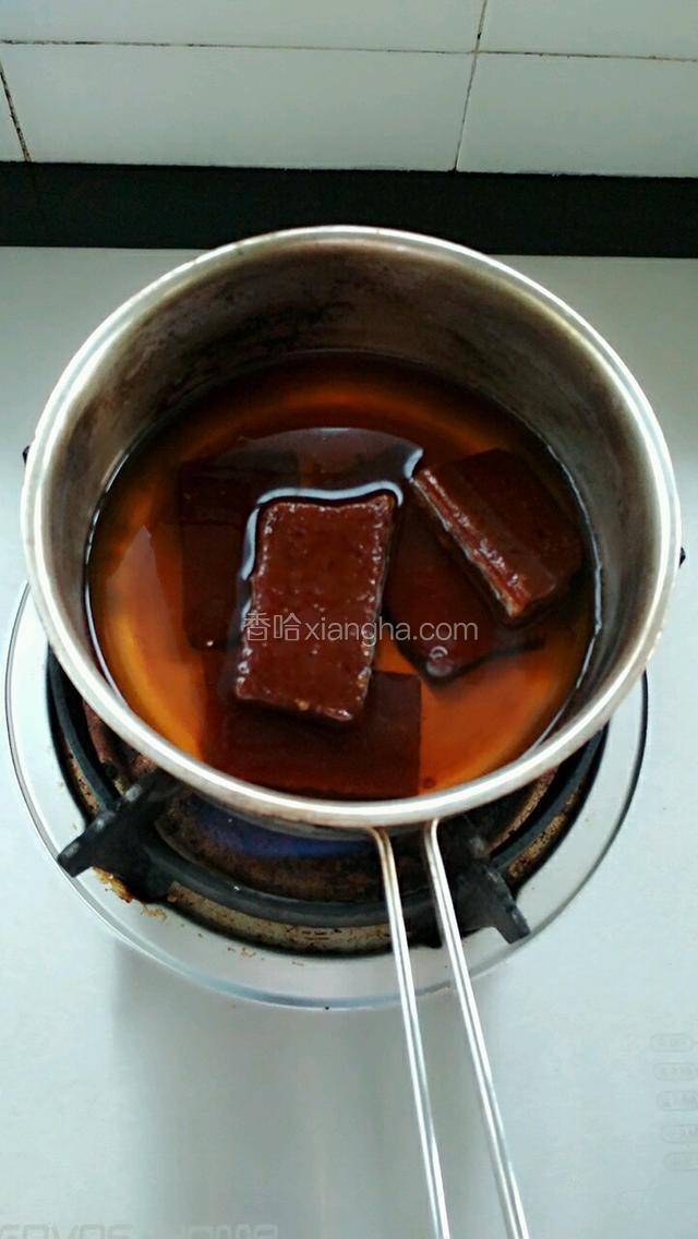 
250克红糖加350克清水煮开，待红糖完全融化后放凉待用