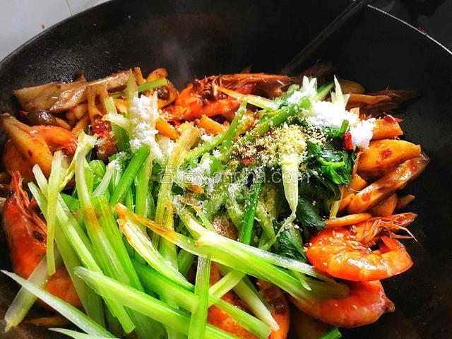 最后放入芹菜 盐 鸡精 味精 糖 

翻炒均匀后尝尝味道 觉得缺什么味道可以再补点调料 如：觉得不辣加干辣椒