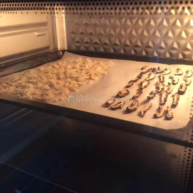烤箱150度烤十分钟，虾皮就好了，烤至虾皮轻轻用手一搓就成粉末状（虾皮如果水份较多，烤的时间就要久些）
香菇需要烤就一些，取出虾皮后继续烤3分钟左右（这个烘烤时间不能确定，要看食材是否变脆判断）香菇条能轻轻一掰就断了