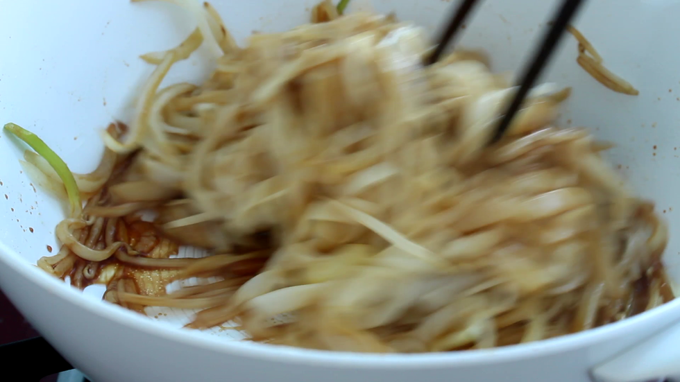 用筷子拌匀