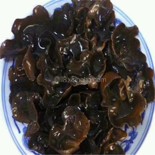 开始做汤汁了！请看好：锅里放油烧热，烤鱼需要的油会比较多一点，可以多放。把腌鱼用过的料还有刚才泡好的料倒进锅里，热油碰到料汁动静会比较大，不要慌。可以做多一点，做干锅也可以用的。