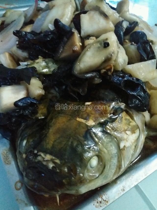 烤鱼烤二十分钟把菜放到鱼上继续烤15分钟出烤箱，把刚才做的汤汁淋上，撒上香菜和芝麻。