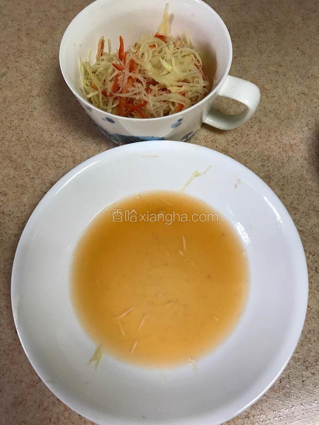 挤干浸出的汁，这样姜的辣味少了很多。