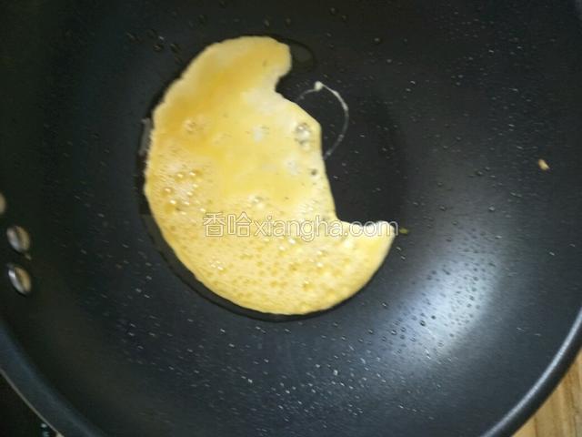 锅中倒入油烧热，倒入鸡蛋液
