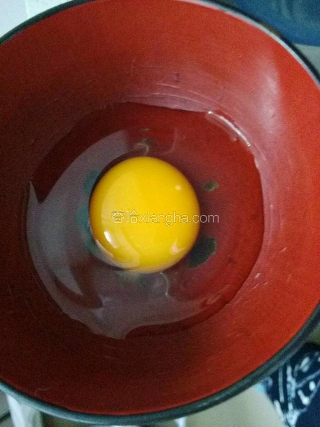 鸡蛋打散加盐，顺方向搅拌