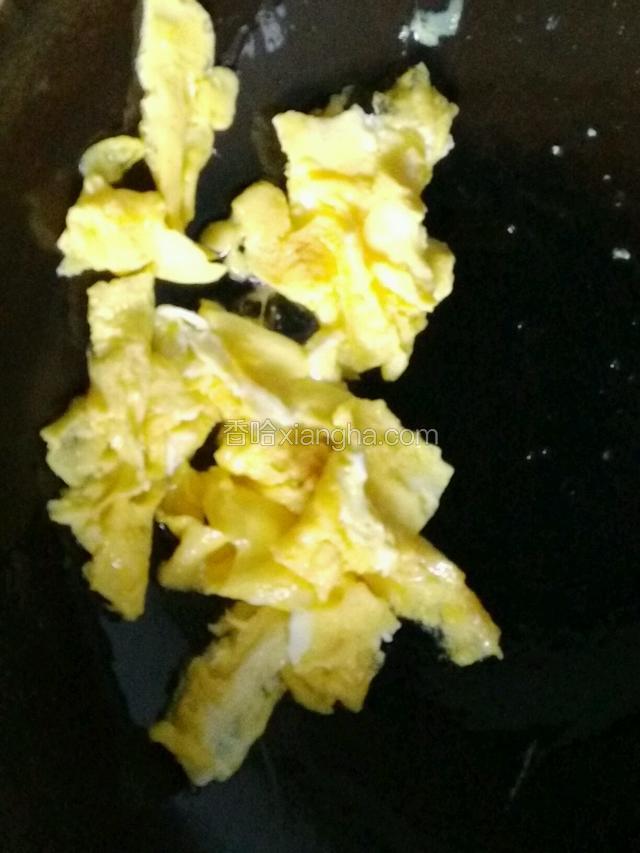 热油下锅摊鸡蛋