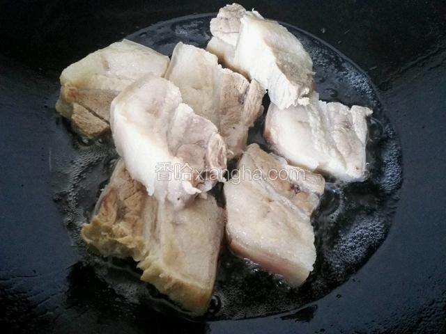 把五花肉放进锅内煎一下