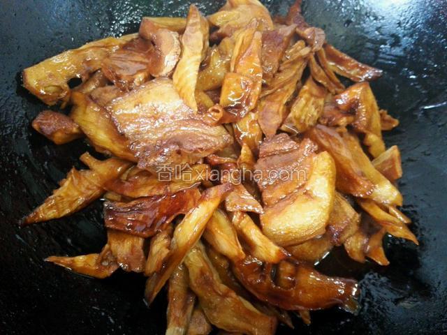 把笋干烧入味即可