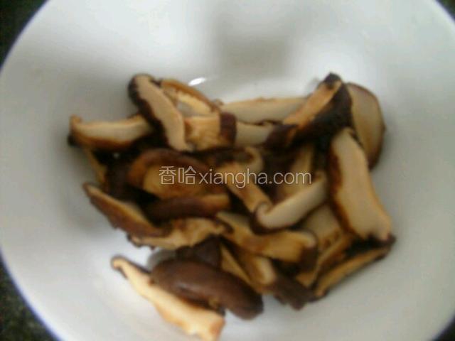 腌好的鱼放烤箱220度35分钟左右，把酱油花生油混合，每十分钟把鱼拿出涂在表面上，鱼烤出来不干，色泽好看！