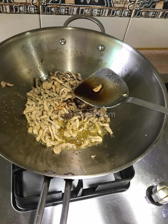 料酒味散发后放入生抽。