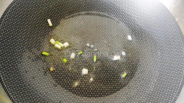 起锅倒油爆香葱末。