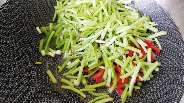倒入番薯茎和红椒煸炒两分钟。