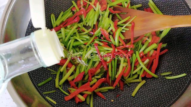 再加入白醋鸡精调味，拌匀即可出锅。
