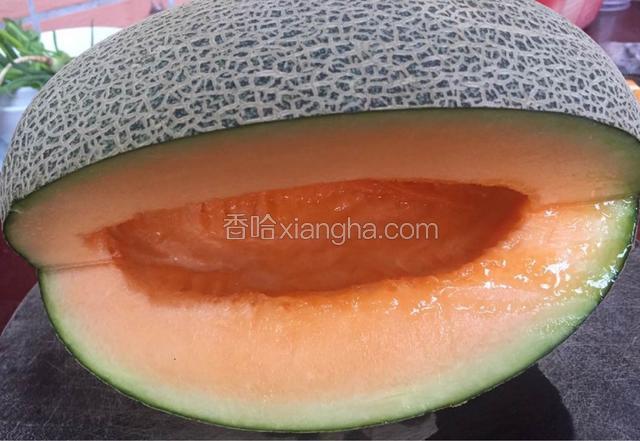 将哈密瓜仔全部倒出