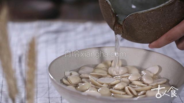 芸豆洗净，凉水浸泡十二小时左右，剥去外皮。
