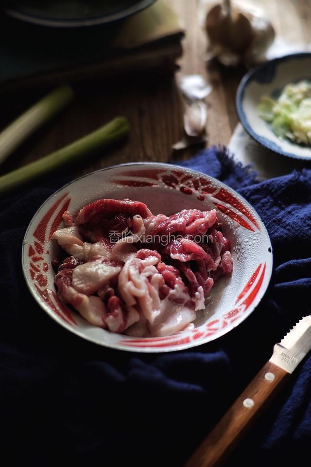 将肉切片 冲一下水(有点水份一会炒时更嫩 锅底最后会有一点汤汁 配米饭更好吃)