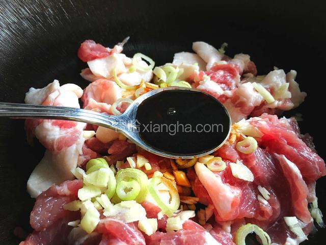 在锅中放入肉片 葱蒜 生抽