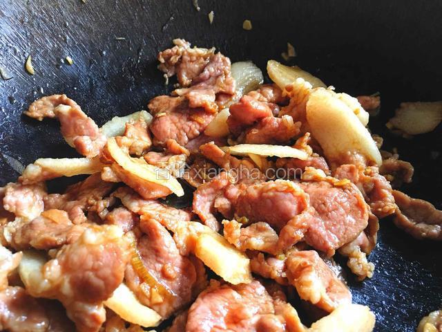 开小火 翻炒至肉片变色

(恩不放油 因为肥肉油很多 冲肉片时又有一点水份 可以保持肉的鲜嫩)