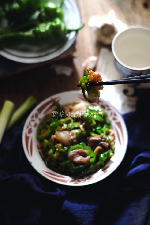 因为肉片冲了水 留有一点水份，最后锅底会有一点汤汁 配米饭更好吃

来，张嘴~