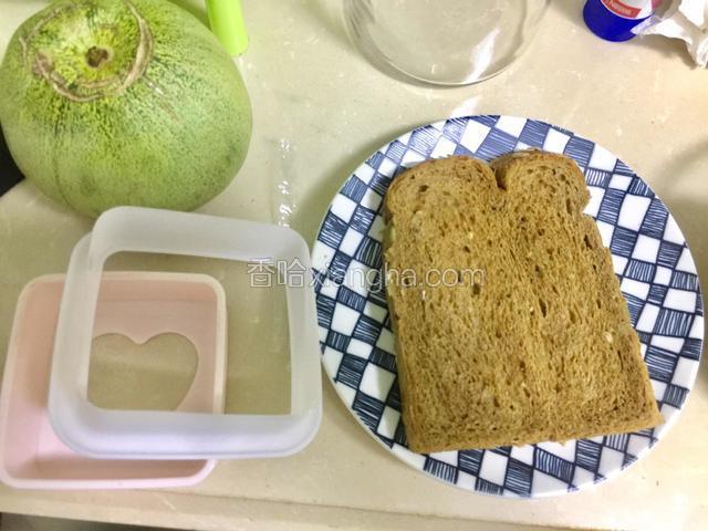 准备两片吐司