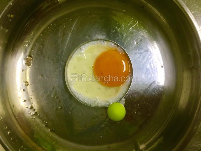 煎一枚鸡蛋，我用了煎蛋模具