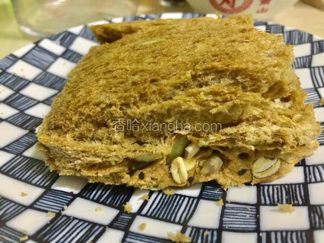 用口袋包的模具压的，虽然样子不好看，因为俺家木有微波炉，如果用微波炉叮一下变软会好一点。