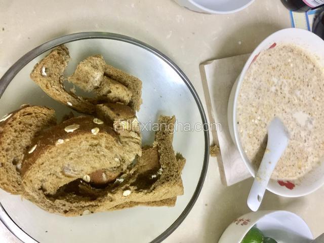 泡了藜麦粥，将余下的切边泡在麦片里。