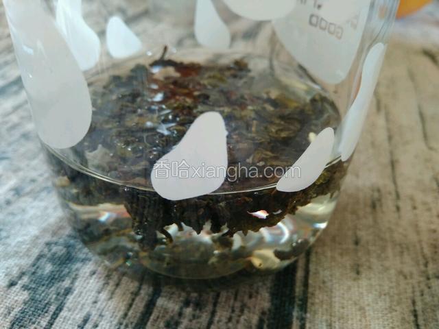 绿茶冷泡。
先用温水将绿茶茶叶清洗一遍，也可以稍稍泡一会。