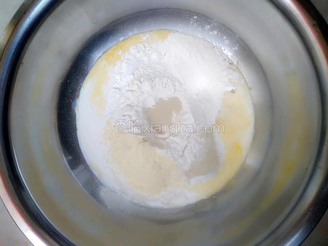 除了黄油以外，将其它材料都放入大盆里：先倒液体再倒粉类，白糖和盐对角放，酵母粉放中间