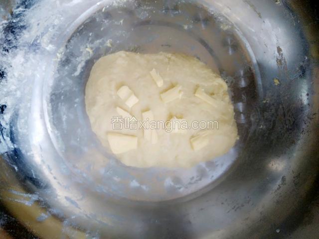 加入放软了的黄油（是软而不是溶化了的）继续揉搓，使黄油与面团完全融合一体