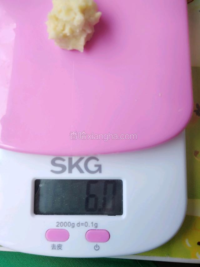将面团揪成6g一小坨并搓圆