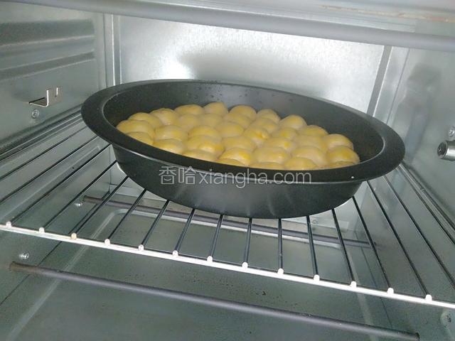 送入事先预热好的烤箱内，180度烤12分钟