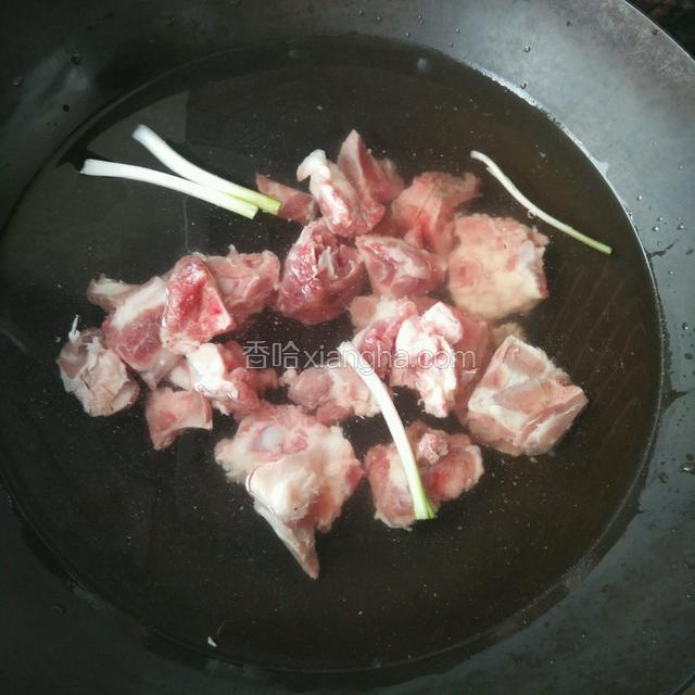 排骨冷水下锅，入葱姜料酒（姜片忘拍了）