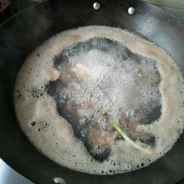 大火煮开撇去浮沫