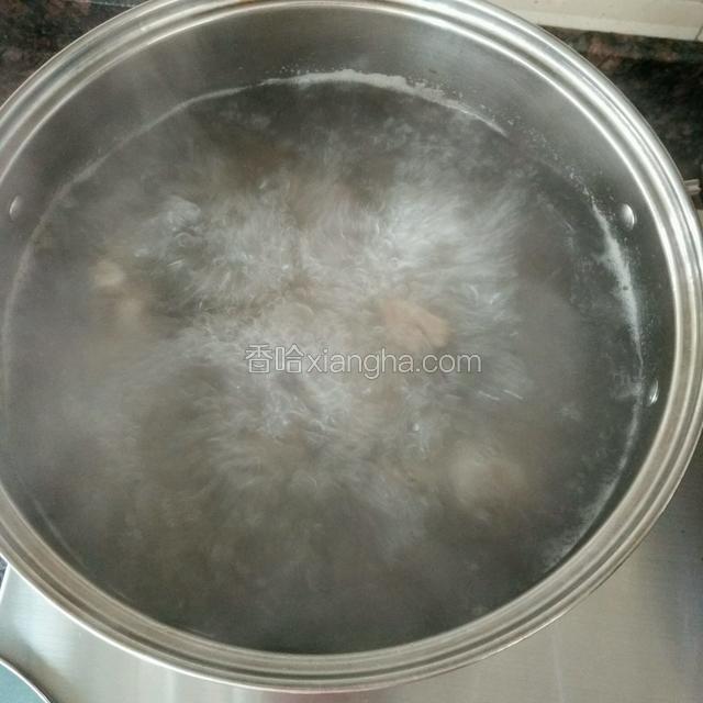 锅里放多一些的纯净水，放入排骨大火烧开