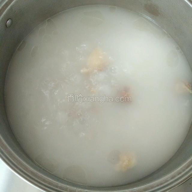 中火炖煮十分钟，改小火炖煮一小时，看，汤汁浓郁（排骨本来就有油，不需要放油，清淡为主）