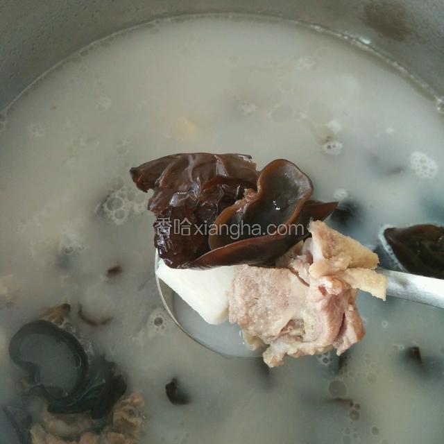 然后放入排骨汤中中火煮开，加适量盐小火再炖煮三十分钟