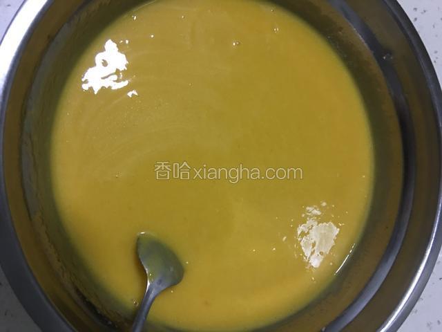 把吉利丁液倒入芒果泥中搅拌均匀。