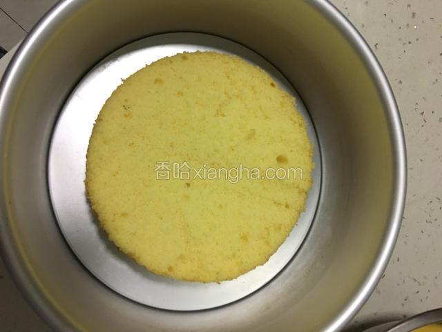 拿一块蛋糕片放在模具正中。（照片亮度原因，看起不正）