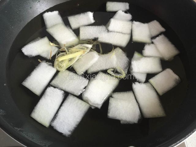 锅中加入适量的水，放入冬瓜，葱，姜和滴人几滴的油。